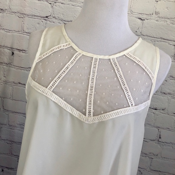 🌸 3/$15 Lush White Sleeveless Blouse - Picture 4 of 8